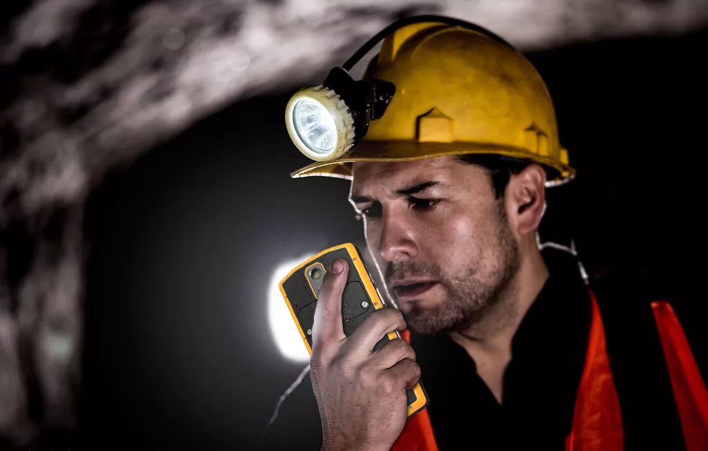 這款防爆對(duì)講手機(jī)，不僅能打電話還能不插卡對(duì)講，煉化廠在用