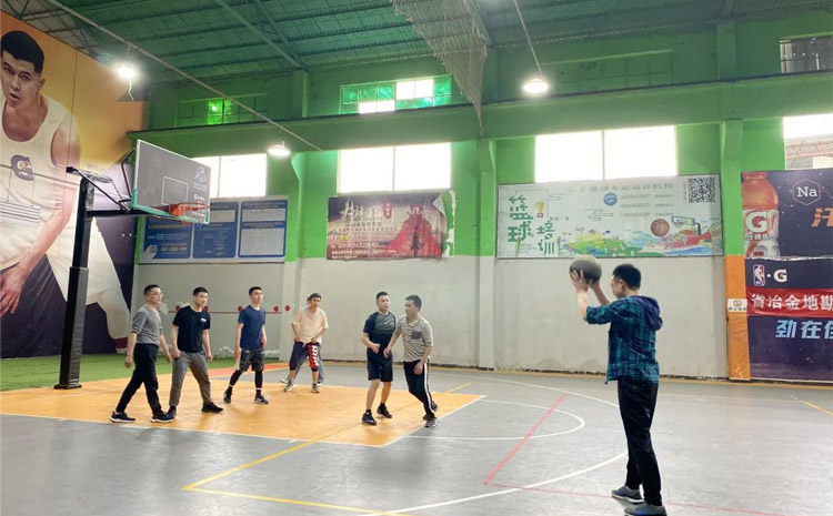 發(fā)球伊始 姿勢到位 發(fā)球伊始 姿勢到位